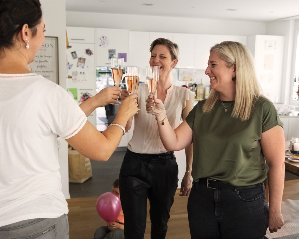 geburtstagsparty-cheers-freundinnen