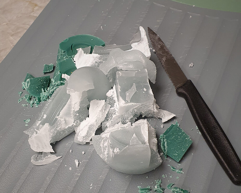 Kerzenglaeser giessen Wachs zerkleinert