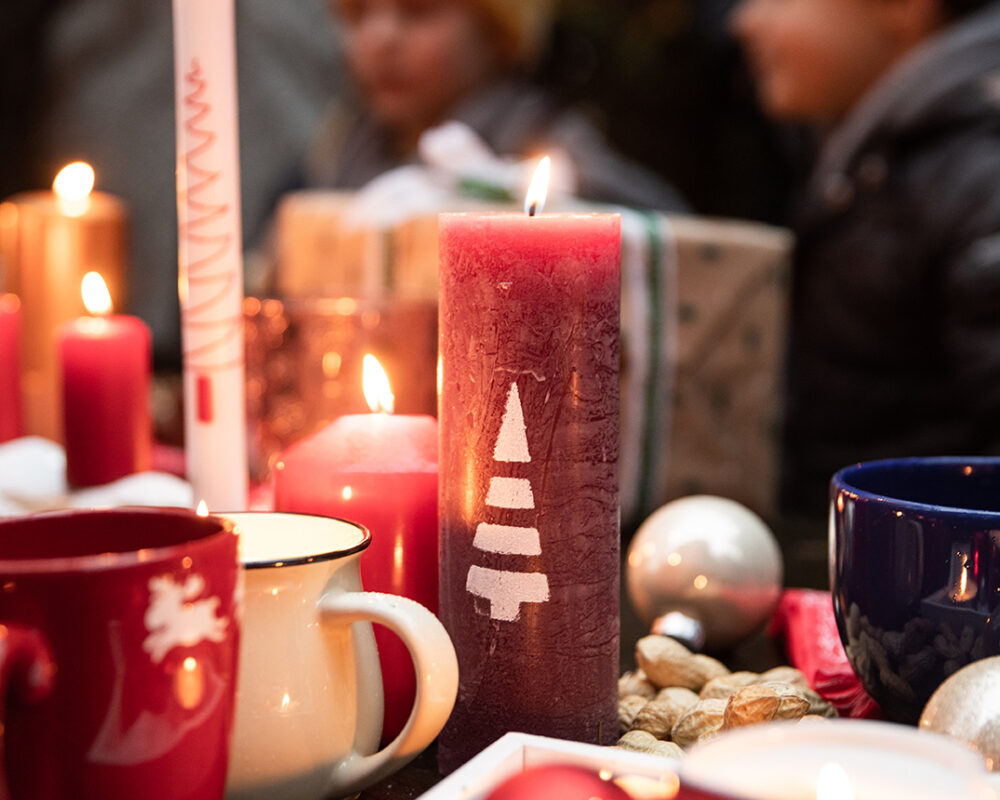 Weihnachtskugeln Kerzen Waldweihnacht moment