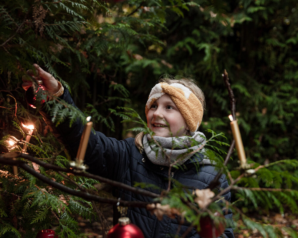 Am Weihnachtsbaum Kinderlachen moment