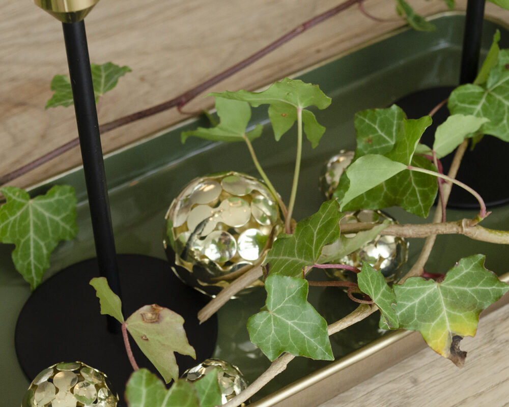 Eleganter weihnachtstisch shiny balls