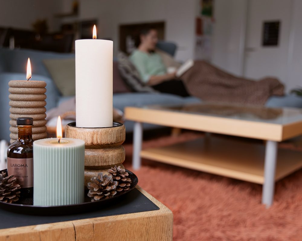 Entspannung time for hygge s 9162 zylinderkerze leva sofa lesen