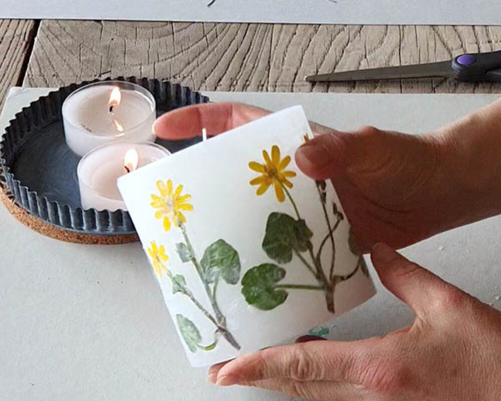 Gepresste blumen auf kerzen gelb fertig