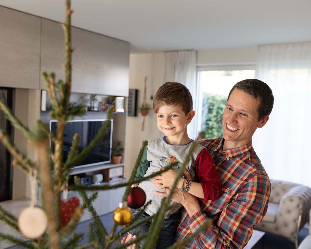 Geschmueckter weihnachtsbaum weihnachten vorbereitung familie