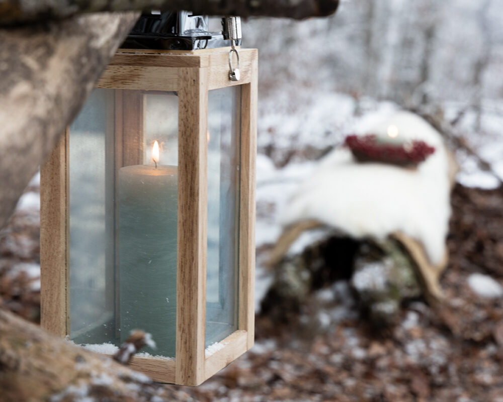 Holzlaterne winterwald ausklang im schnee