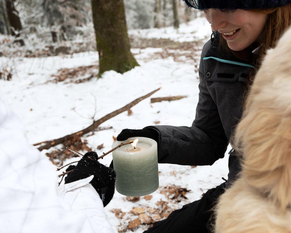 Kerze anzuenden ausklang im schnee