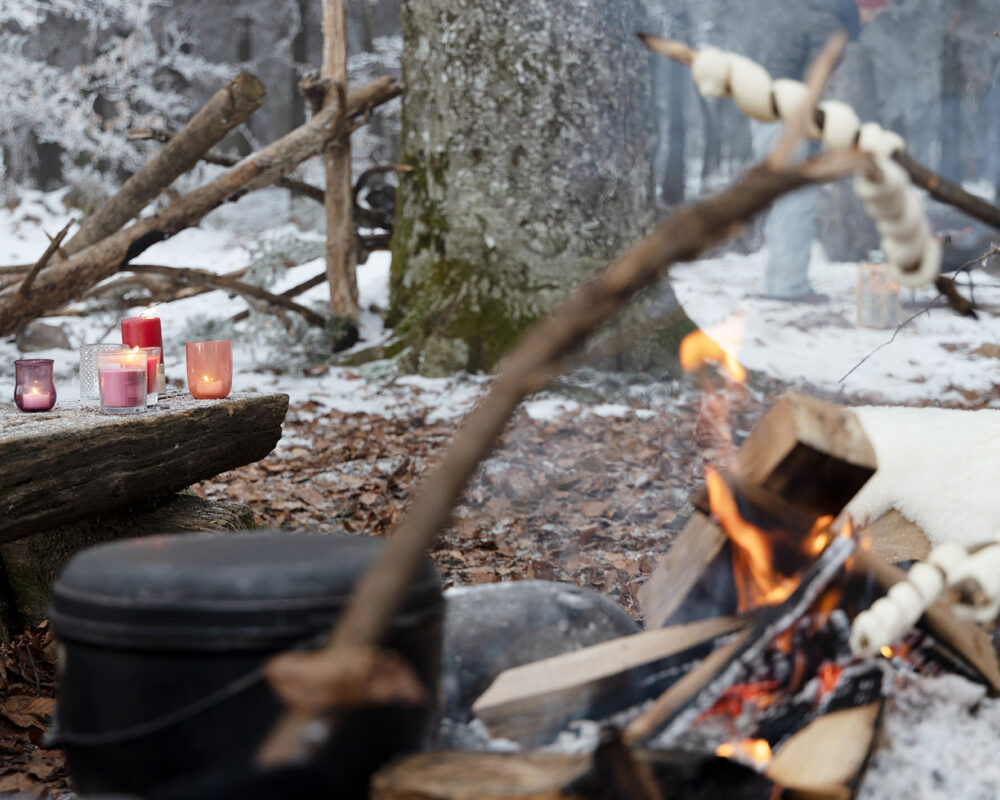 Leuchtende kerzen winterwald feuer ausklang im schnee