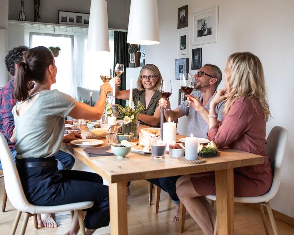 Moment freunde am tisch