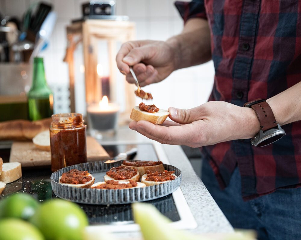 Moment freunde dining cooking kerzen
