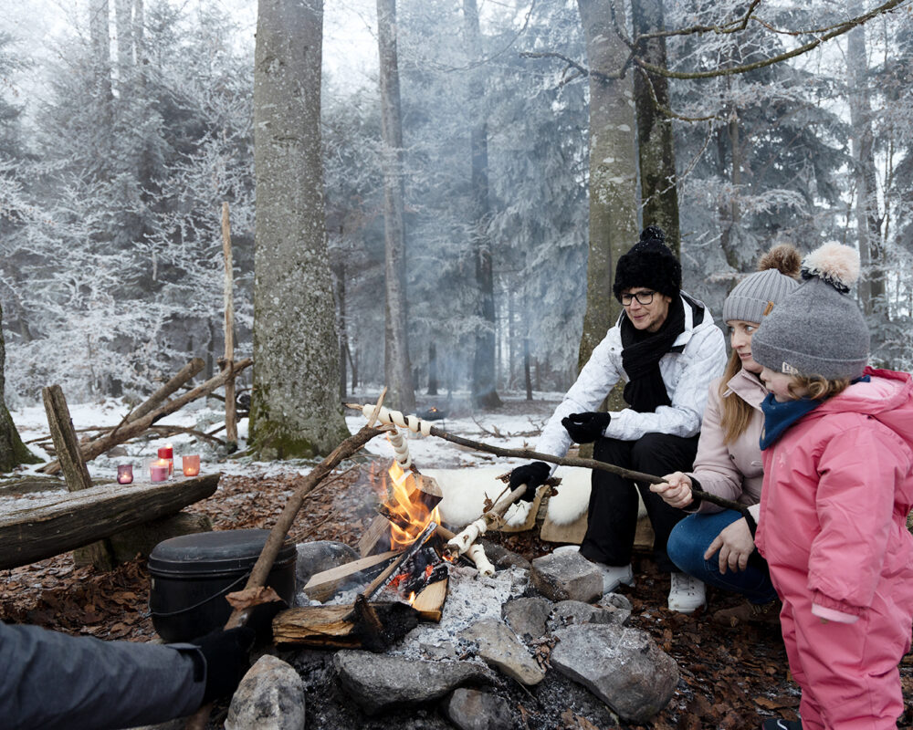Outdoor winter schlangenbrot feuer ausklang im schnee