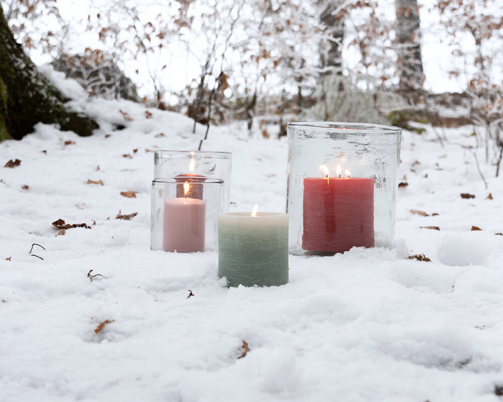 Rusticokerzen im winterwald ausklang im schnee