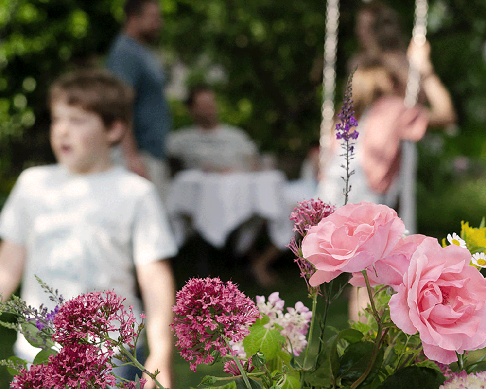 Sommerfest blumen kinder spielen