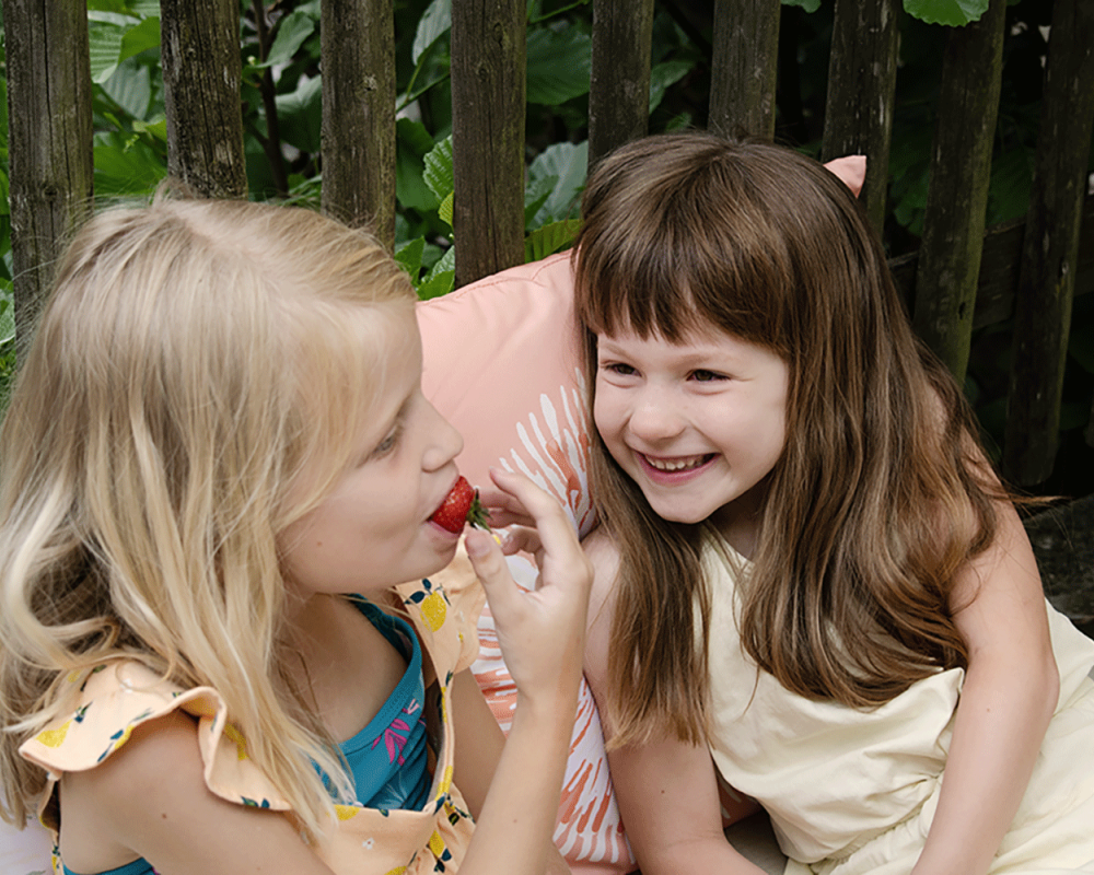 Sommerfest girls erdbeeren