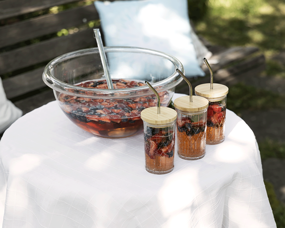 Sommerfest s bowle auf tisch