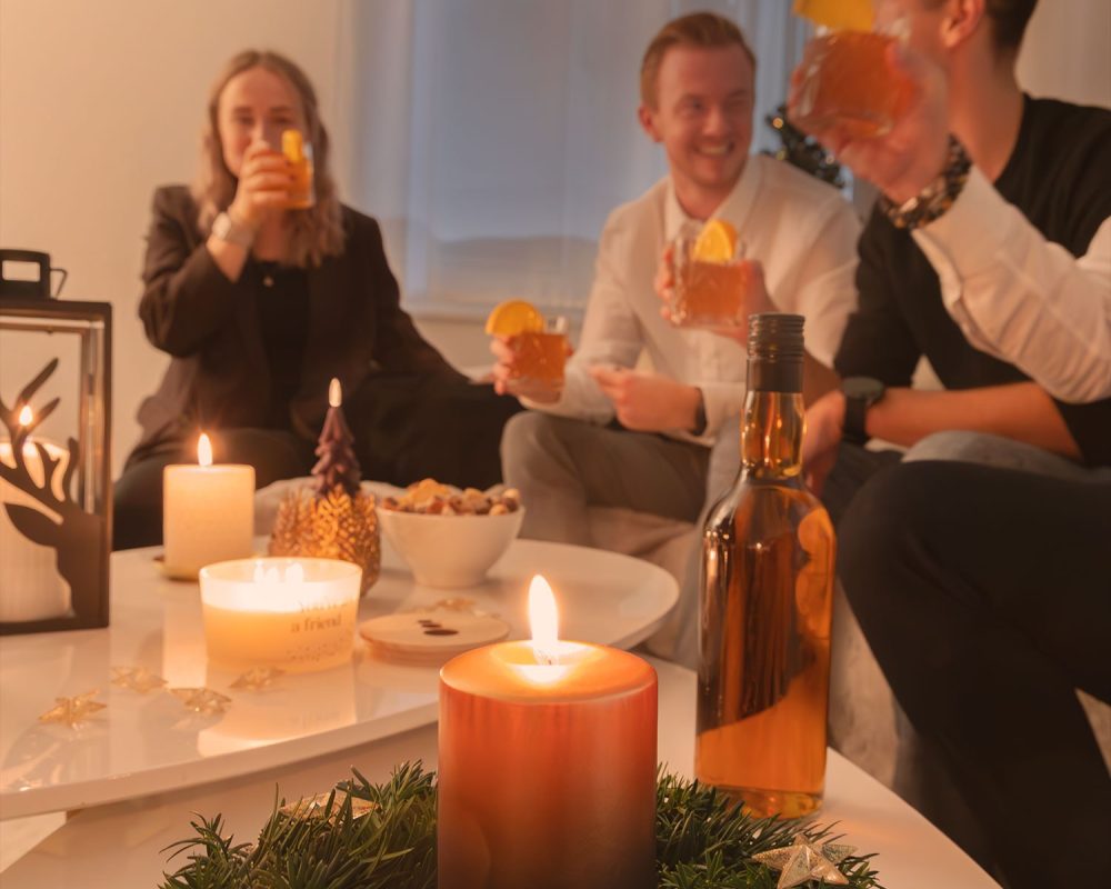 Zylinderkerze roi gruen s 087018 014 weihnachten trifft silvester warten bis mitternacht wohnzimmer 02