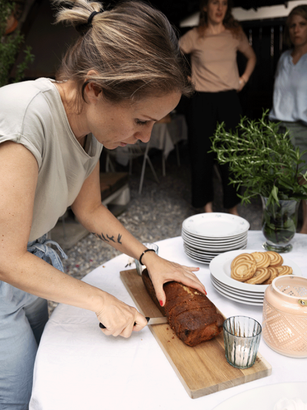 Sommerfest kuchen schneiden dessertbuffet