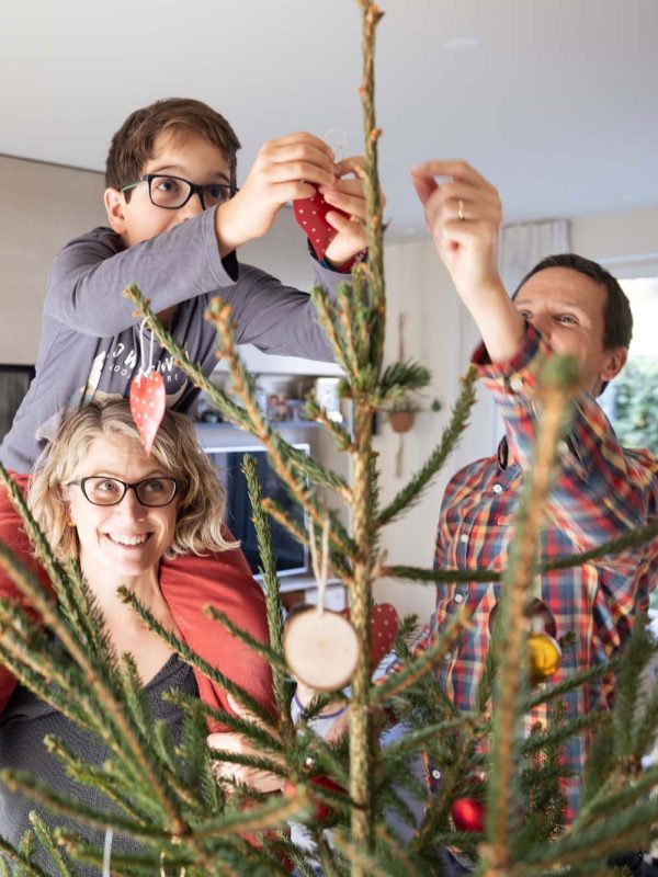 Christbaum schmuecken teamwork weihnachten vorbereitung