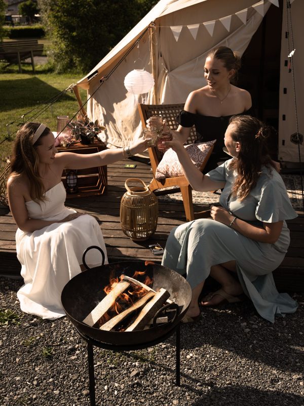 Glamping anstossen feuerschale 01