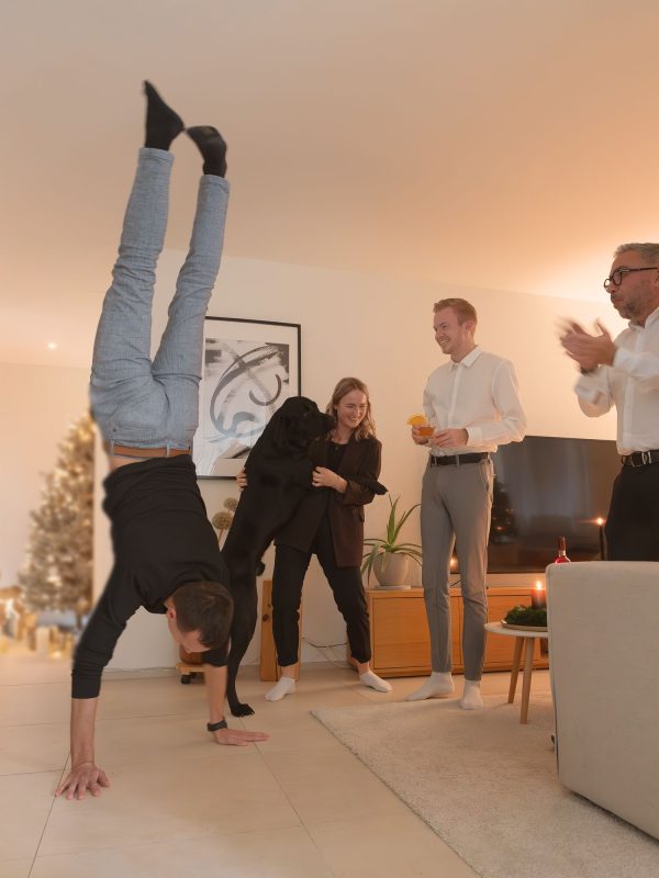 Handstandspecial weihnachten trifft silvester warten bis mitternacht wohnzimmer 03