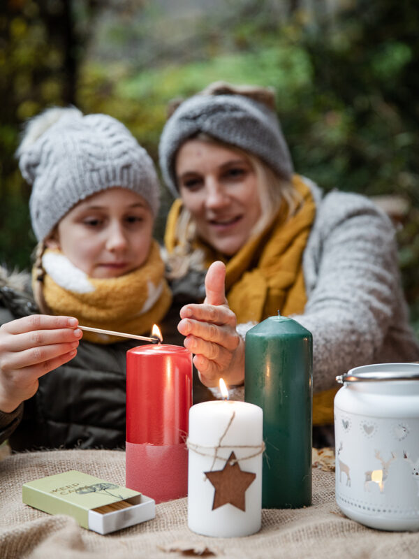Kerzen anzuenden moment weihnachten