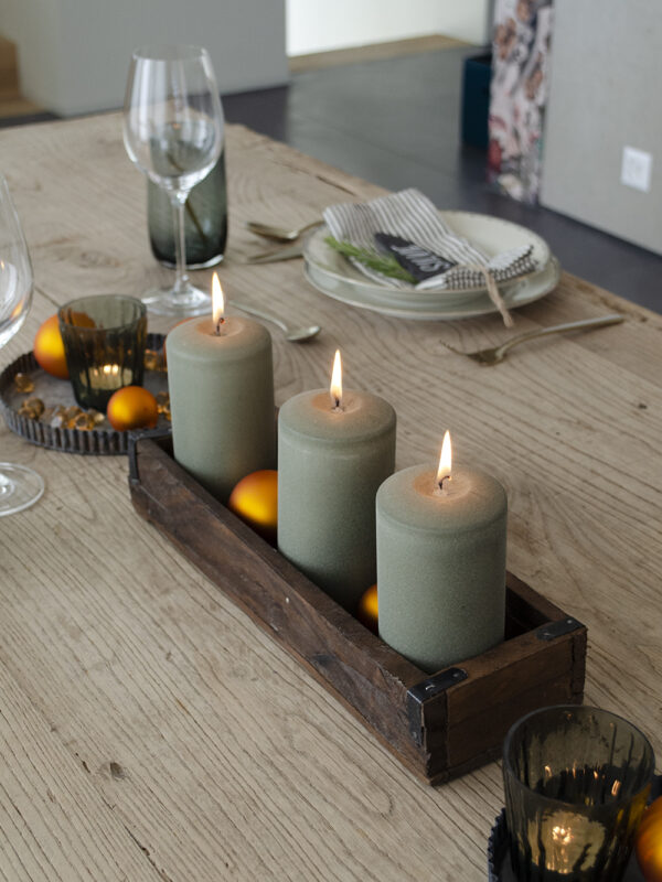 Weihnachtstisch deko zylinderkerzen