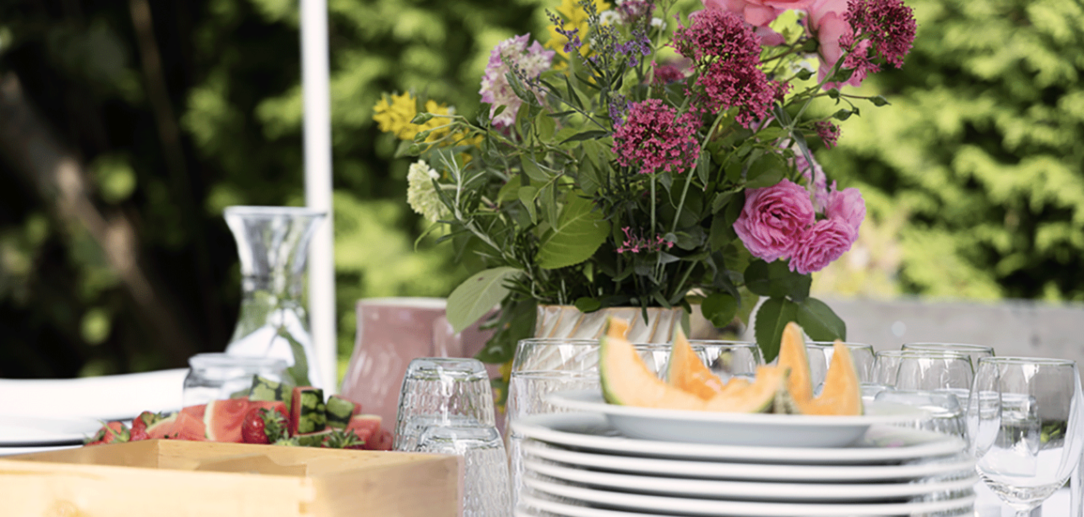 Sommerfest tisch mit blumen