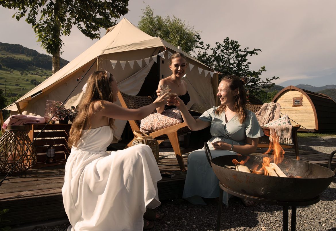 Glamping anstossen feuerschale 05