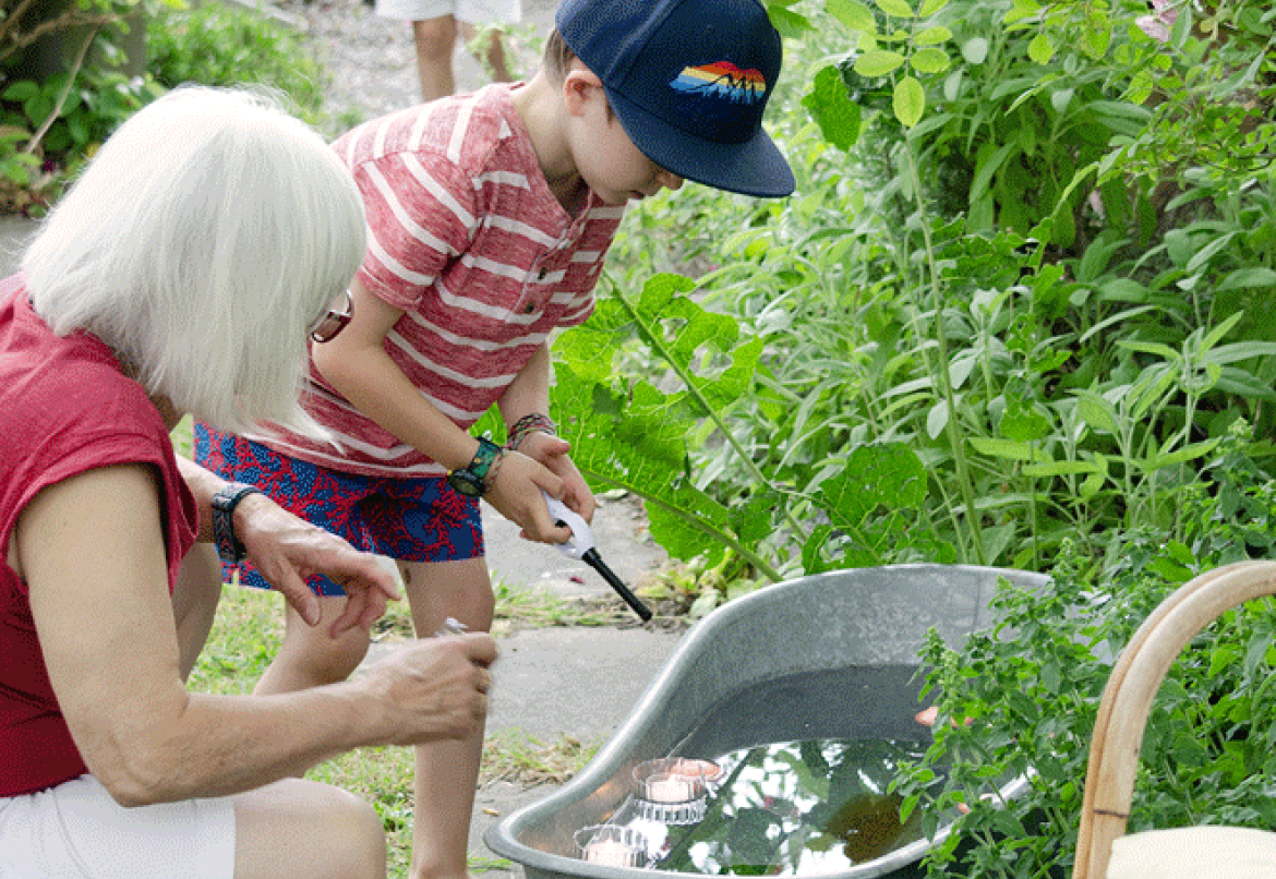 Sommerfest s 441072 schwimmkerzen anzuenden kind