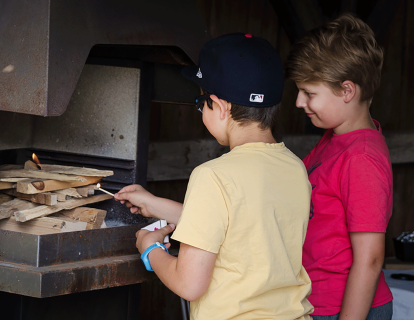 Sommerfest s grill einfeuern