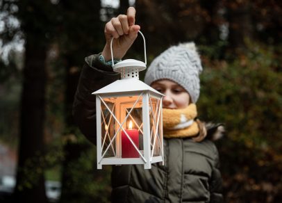 Maedchen mit Laterne moment Weihnachten