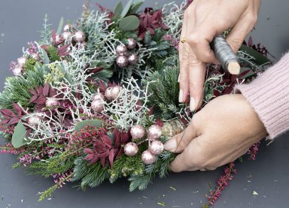 Abschluss adventskranz binden