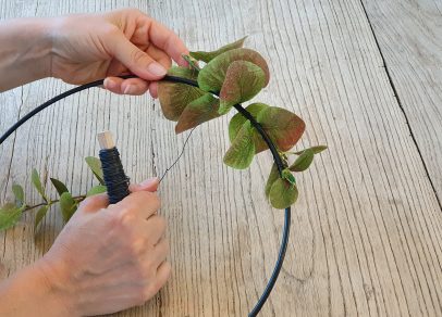 Deko kranz basteln draht umwickeln eukalyptus