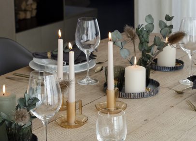 Dekorierter weihnachtstisch sanfte farben