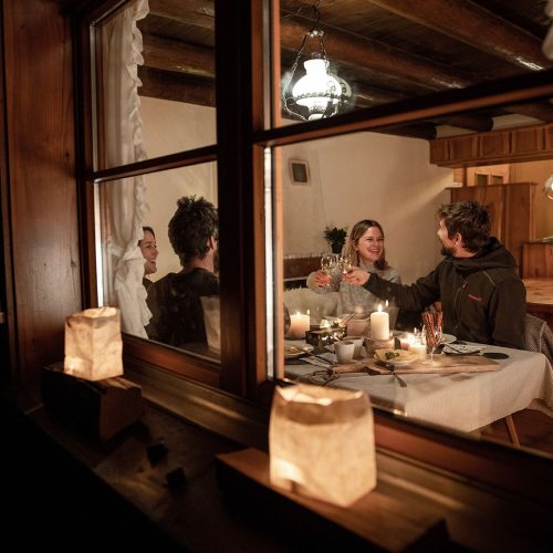 Huettenzauber durchs Fenster reinschauen