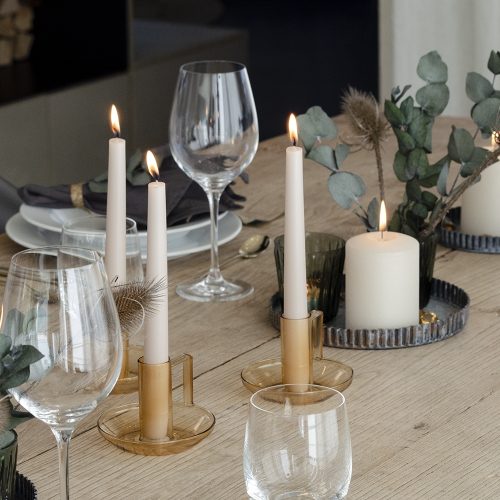 Dekorierter weihnachtstisch sanfte farben