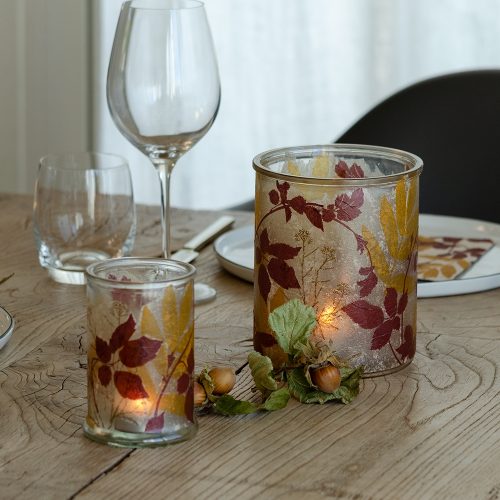 Gedeckter tisch herbstlicht serviettentechnik