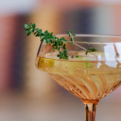 Timo sommerdrink thymiansirup hoch prosecco wuerzig web