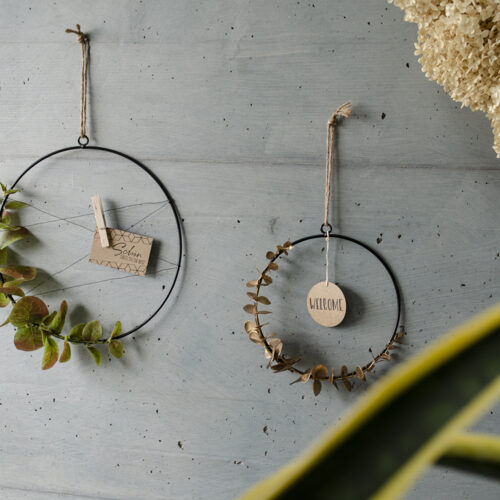 Zwei kraenze gebunden