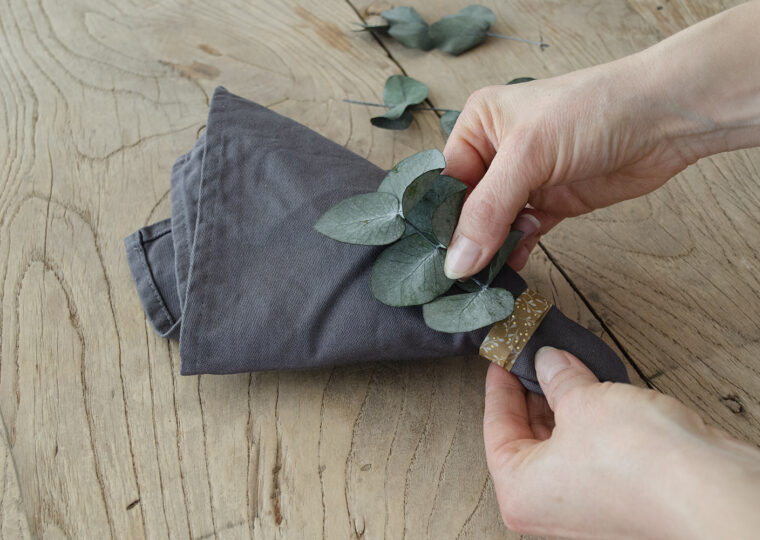 Gedeckter weihnachtstisch serviette eukalyptus