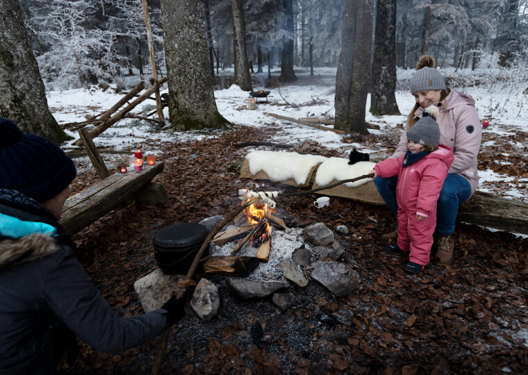 Lagerfeuer schlangenbrot winter ausklang im schnee
