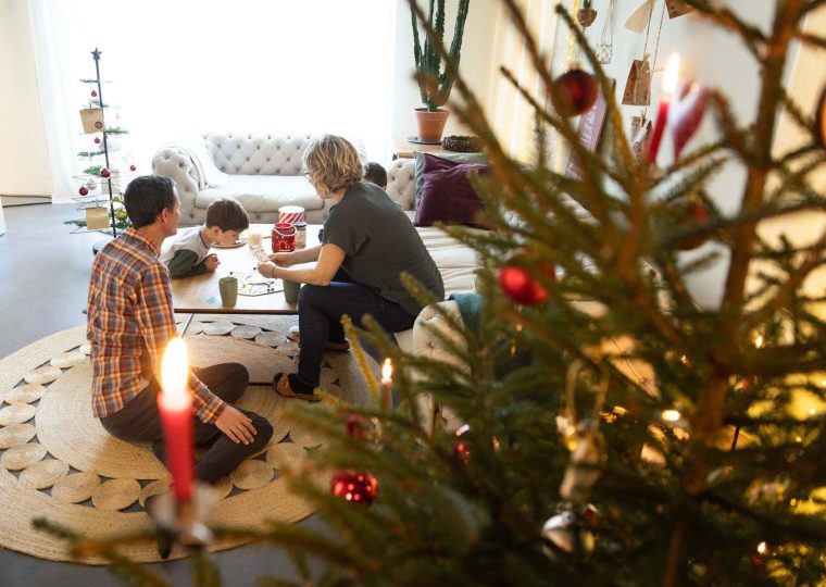 Wohnzimmer weihnachten vorbereitung familie spielen