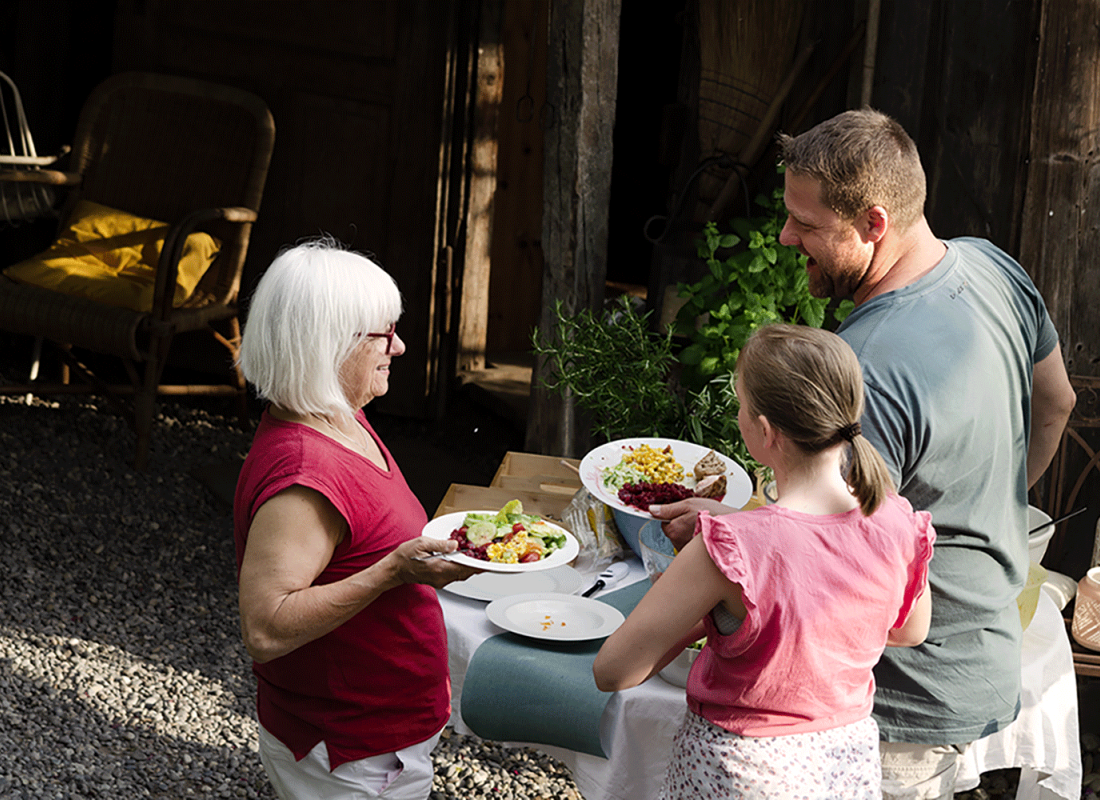 Sommerfest plauderei am salatbuffet